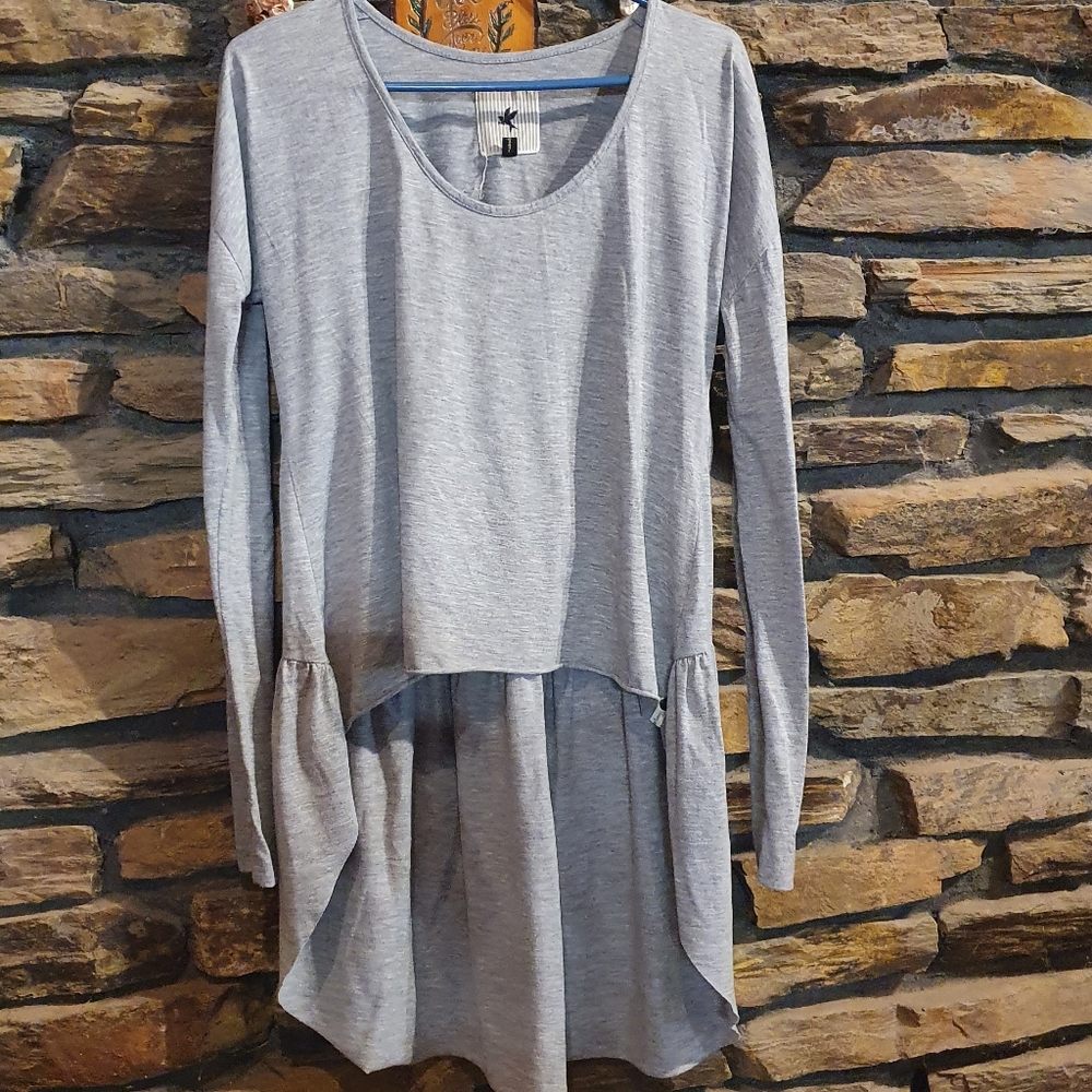 Size 10 One teaspoon grey long sleeve high low top - Picture 1 of 7